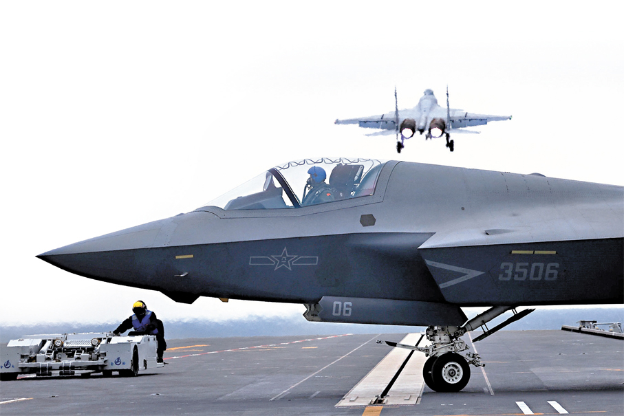 ●殲-15T艦載戰鬥機此前在海軍福建艦電磁彈射起飛，殲-35艦載戰鬥機在進行起飛準備。 中國軍號公眾號圖片