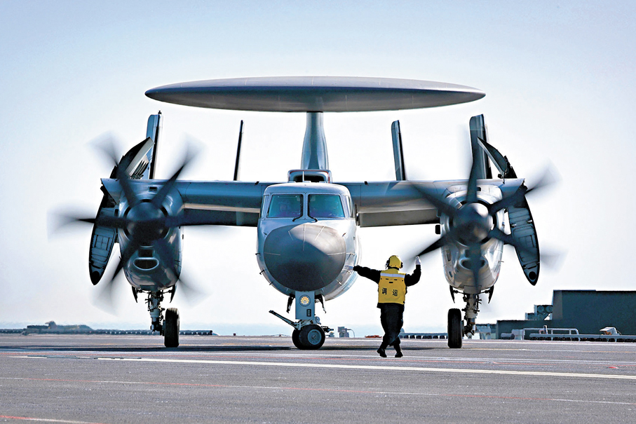 ●福建艦官兵此前在轉運空警-600艦載預警機。 中國軍號公眾號圖片