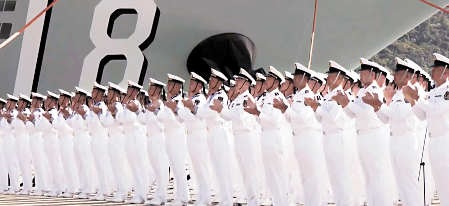 ●來自海軍部隊和航母建設單位的代表2,000餘人11月5日在福建艦入列授旗儀式上整齊列隊，氣氛隆重熱烈。   視頻截圖