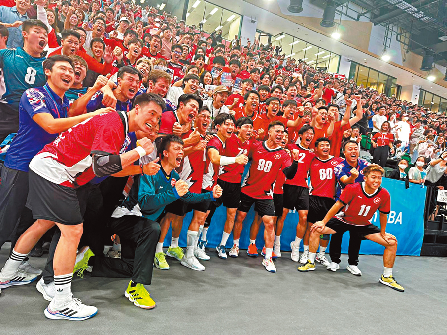 ●港將賽後與球迷合照，分享勝利喜悅。