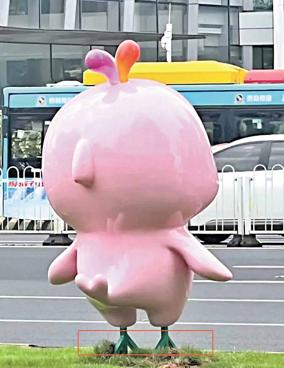 ●支撐吉祥物的部分鐵管暴露出地面像雞腳，被市民認成「小雞」。 網上圖片