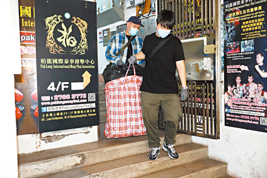 ●探員在上鄉道聯發大廈樓上一個迷你倉，檢走大批證物。香港文匯報記者鄧偉明  攝