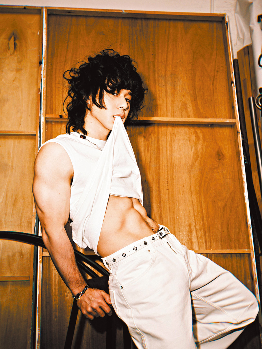 ●曾比特大晒苦練而成的腹肌。   主辦方供圖