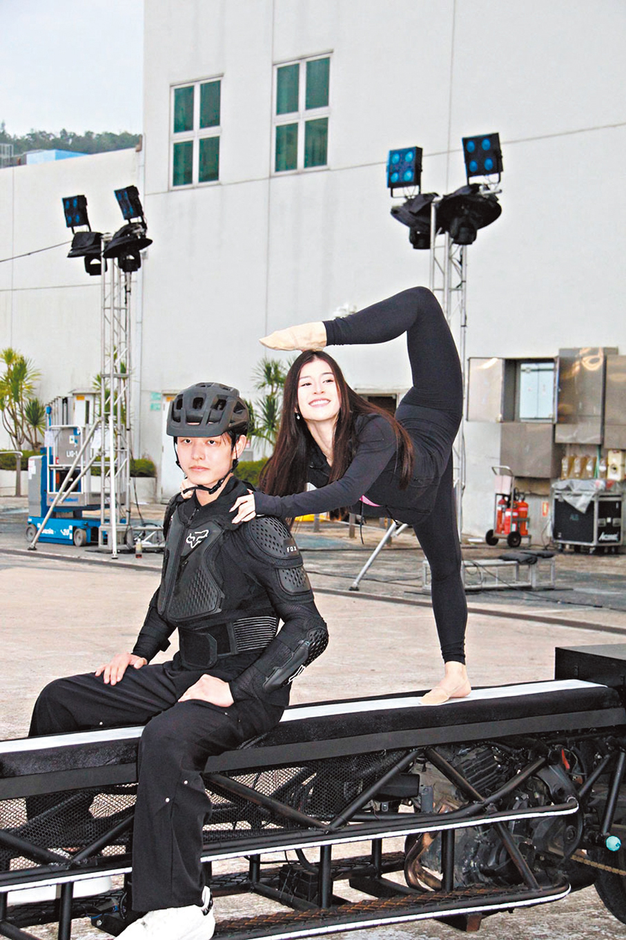 ●陳詠詩即場示範在電單車上抬腿踢頭。香港文匯報記者達里  攝