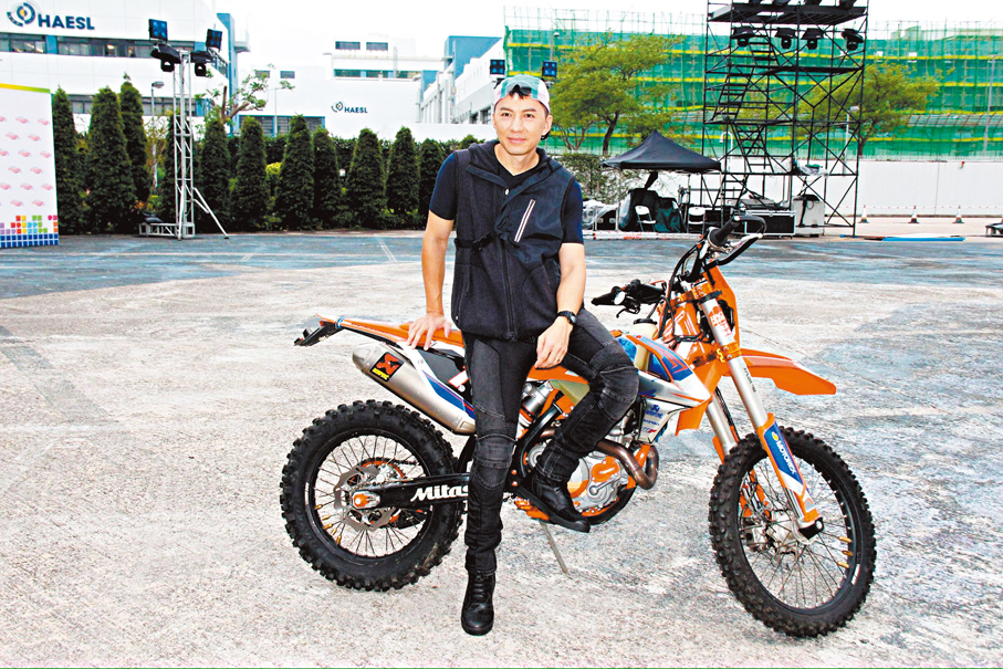 ●袁偉豪為慈善再次挑戰高難度特技表演。香港文匯報記者達里 攝