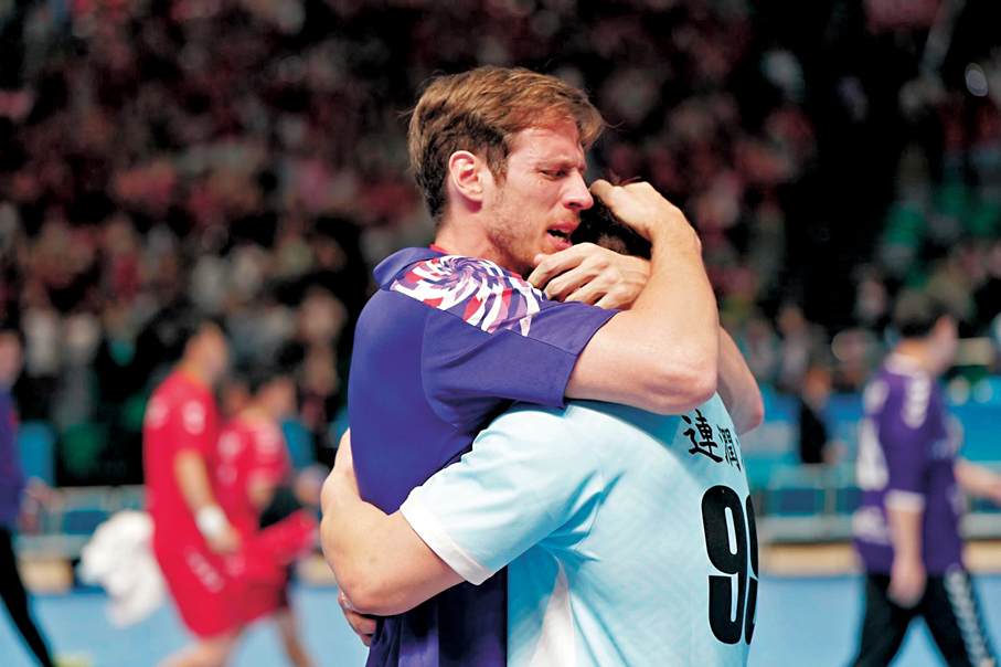 ●助教魏德甘（左）賽後擁抱球員，送上安慰。