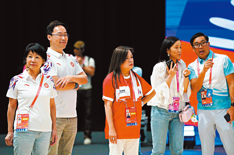●文化體育及旅遊局局長羅淑佩（中）為港隊打氣。