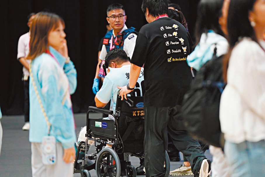 ●副隊長劉健斌帶傷上陣後要坐輪椅離場。