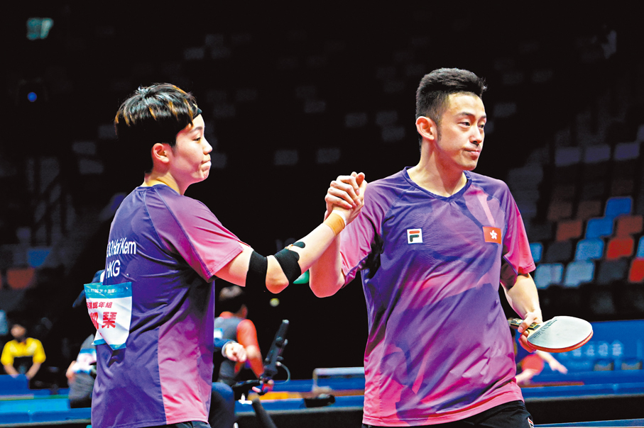 ●黃鎮廷（右）/杜凱琹在先失首局下反勝河北組合。 中新社