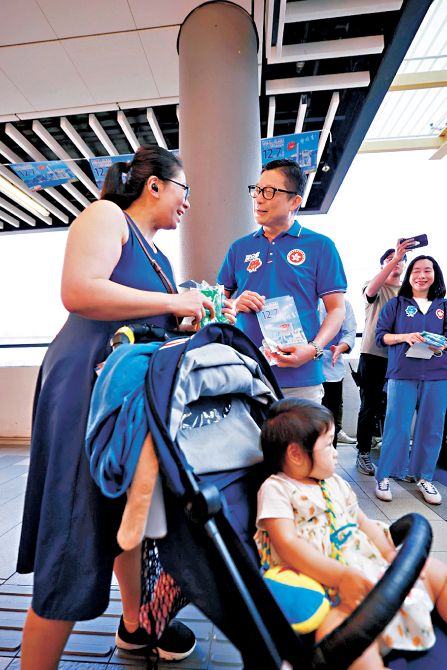 ●鄧炳強在深水埗區派發選舉宣傳單張。