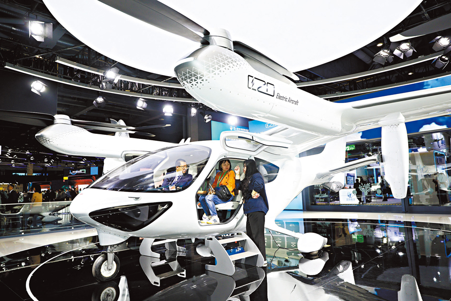 ●11月8日，人們在第八屆進博會汽車及智慧出行展區時的科技展位體驗電動垂直起降飛行器。 新華社