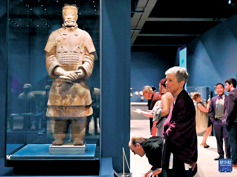 ●「不止秦俑——21世紀陝西考古新發現」特展亮相美國加州。圖為5月22日，嘉賓在美國加利福尼亞州奧蘭治縣寶爾博物館欣賞兵馬俑展品。 新華社