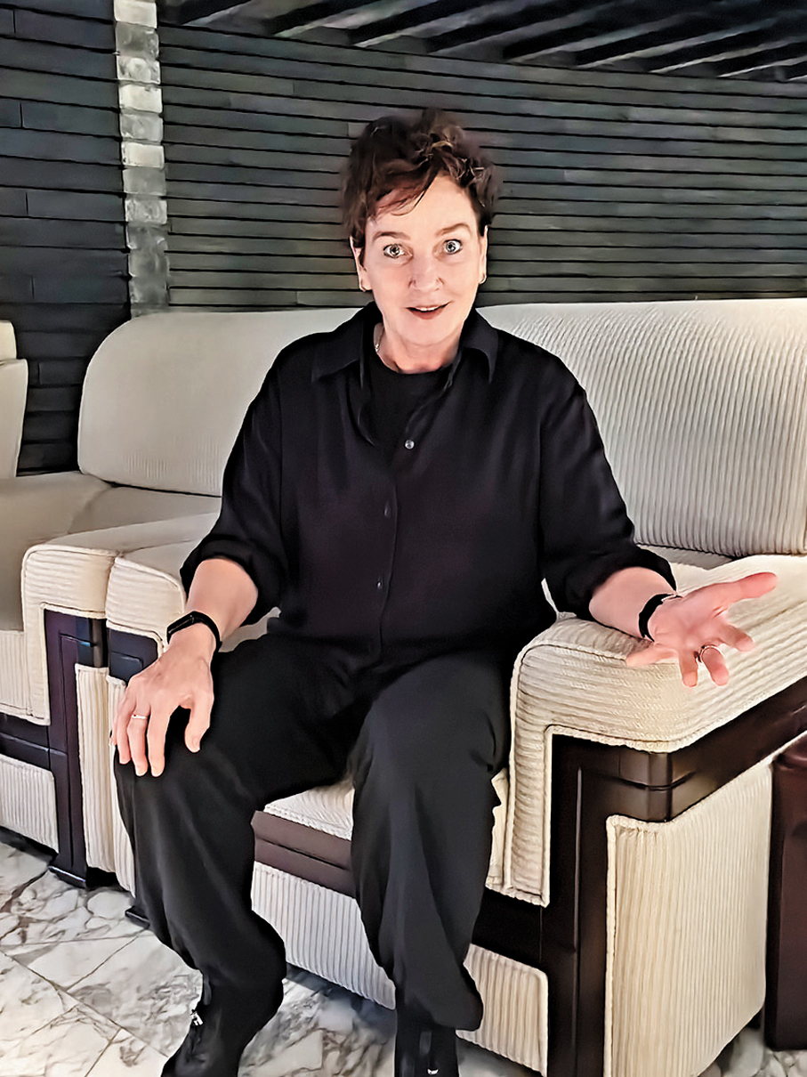 ●德國當代戲劇家卡琳·拜爾接受本報記者專訪。記者茅建興  攝