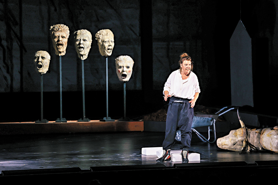 ●《人類之城馬拉松2：拉伊俄斯》中，德國獨角戲女王分飾五角。