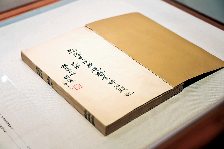 ●胡適題籤鈐印的1961年影印《乾隆甲戌脂硯齋重評石頭記（上）》一冊。