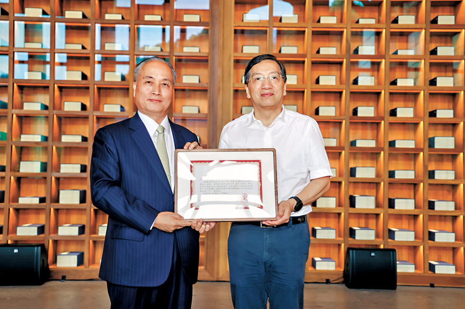 ●浙江省委宣傳部常務副部長來穎傑（右）向王水衷頒發捐贈證書。受訪者供圖