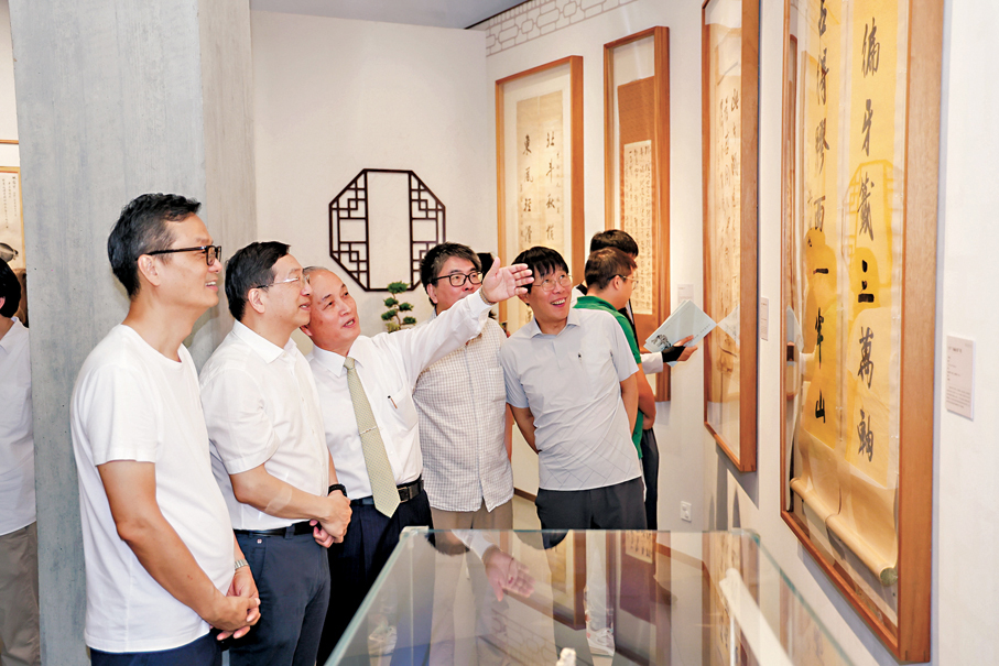 ●王水衷為嘉賓專家導覽。