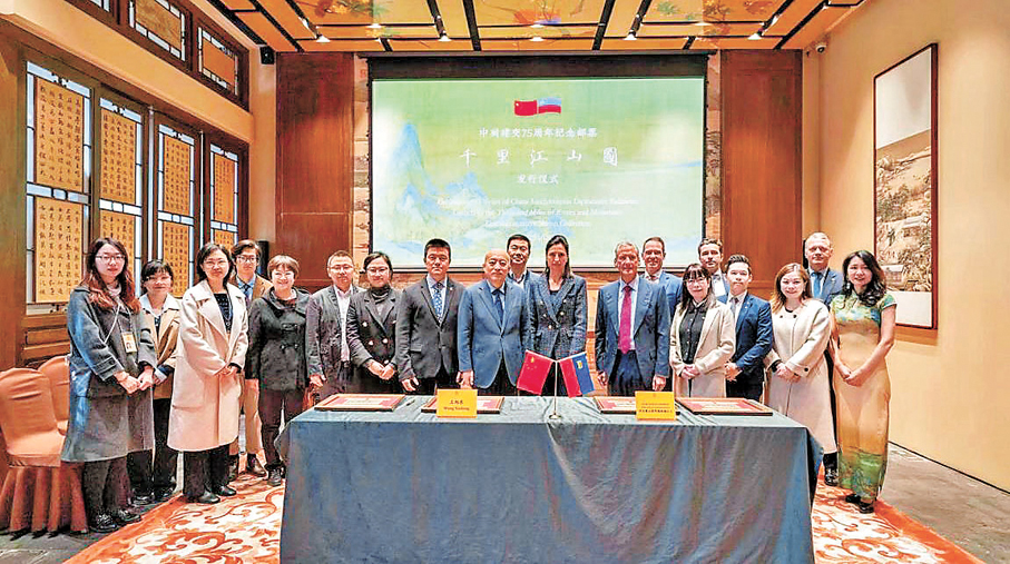 ●活動嘉賓連同主辦方和協辦方代表在北京故宮博物院舉辦的發行活動合影留念。 主辦方供圖