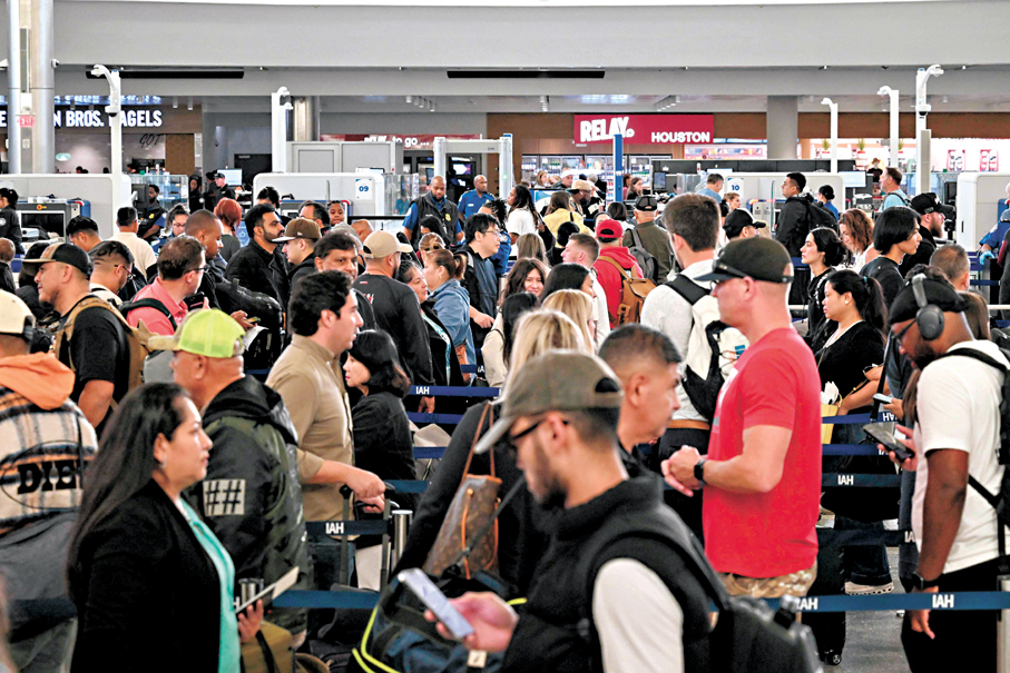 ●大批旅客在得州休斯敦國際機場的安檢處排隊。 法新社