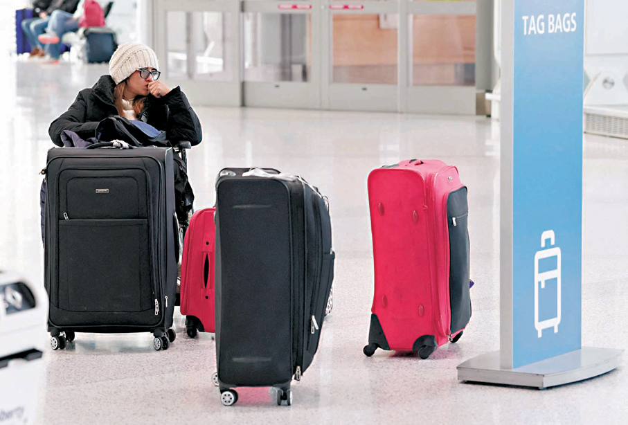 ●一名旅客在新澤西州國際機場等候航班。  法新社