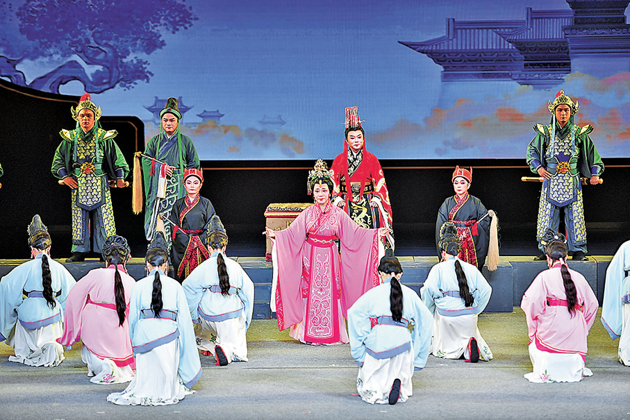 ●演員獻演大型新編歷史瓊劇《漢文皇后》。