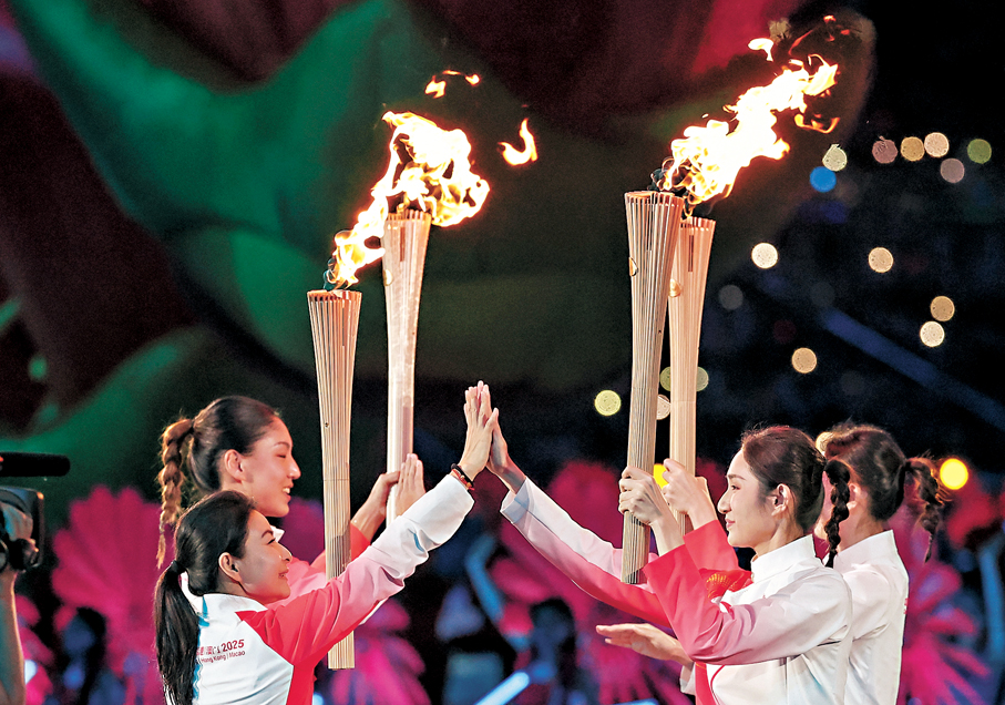 ●火炬手郭晶晶（前左）、王欣瑜（後左）、王柳懿/王芊懿在開幕式上進行火炬交接。 新華社