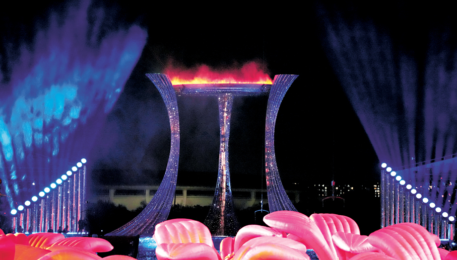 ●主火炬被點燃。 新華社