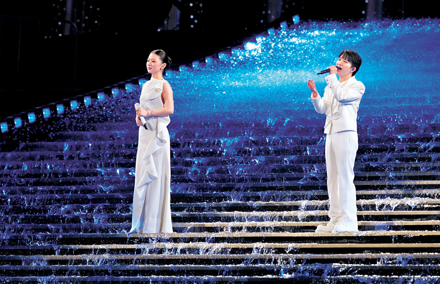 ●9日晚，周深（右）與單依純在開幕現場表演。 新華社