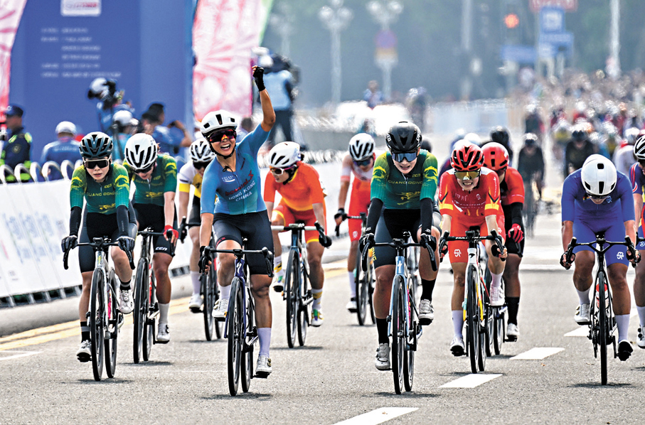 ●李思穎（前排左二）在衝線後慶祝。  新華社