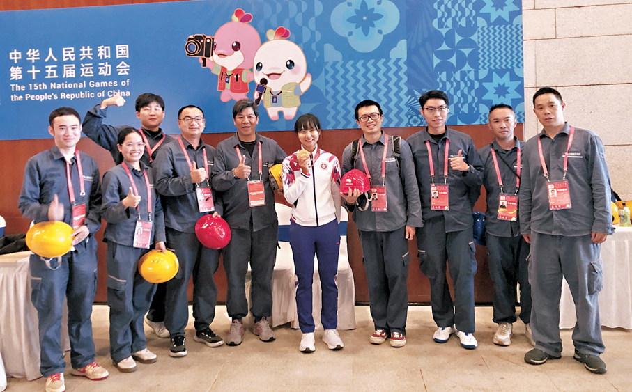 ●李思穎在賽後新聞發布會後，與現場工作人員合影留念。  香港文匯報記者方俊明 攝