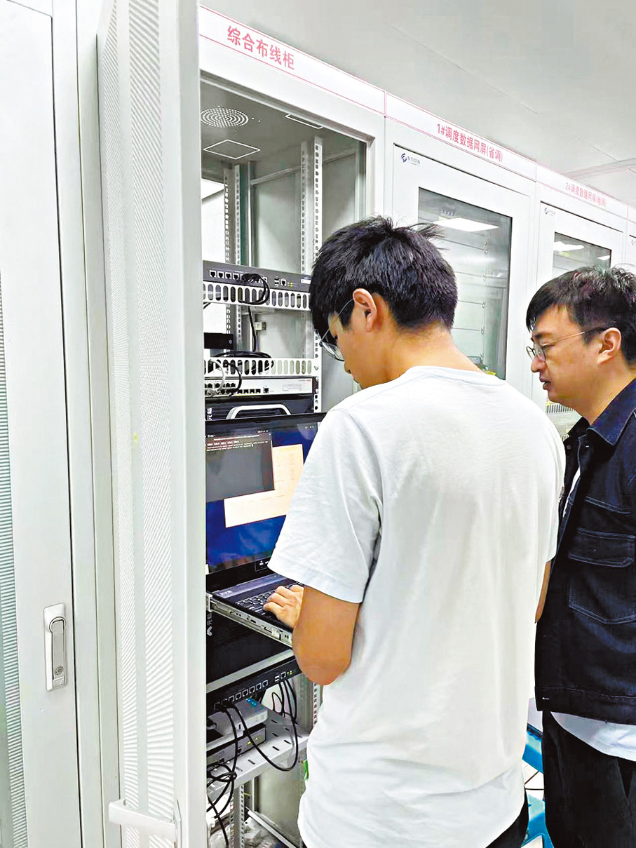 ●星睿雲智科技有限公司的工程師黃熙枝（左）和馮苗（右）在某風電站部署風電功率預測系統。 受訪者供圖