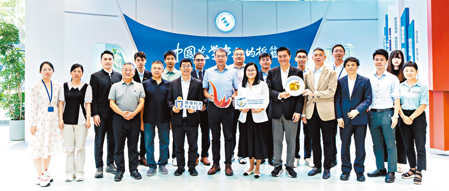 ●香港科技大學訪問團與長光所領導及項目組合影。前排正中間是中國科學院長春光學精密機械與物理研究所所長張學軍。 受訪者供圖