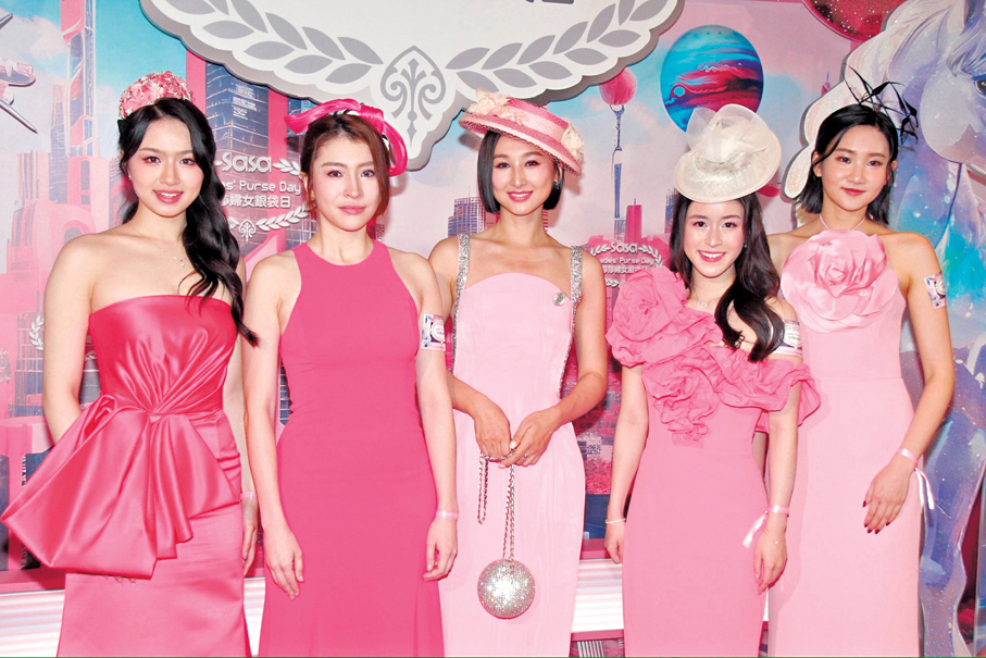 ●高海寧(中)與四位應屆港姐齊齊化身「迷人Pink Lady」。 香港文匯報記者達里 攝