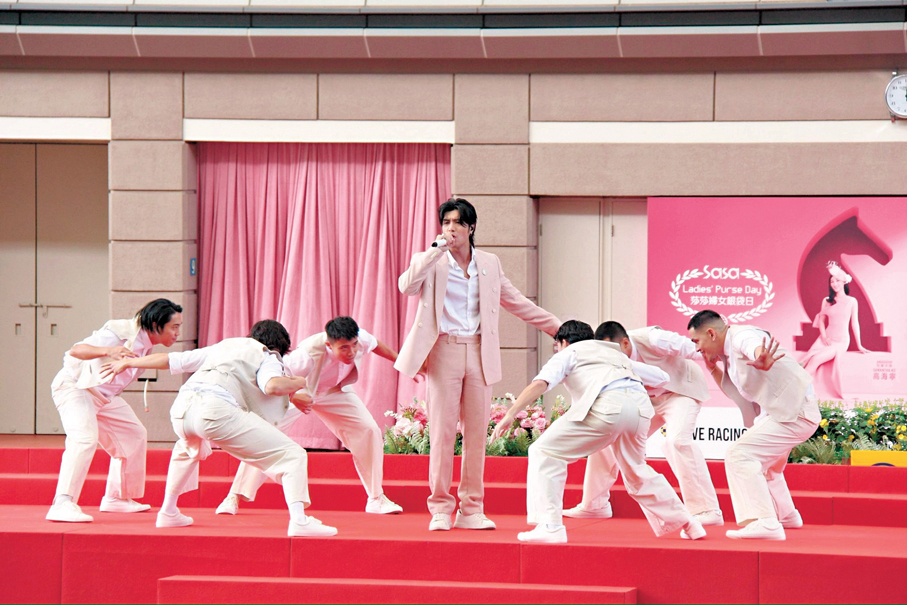 ●歌手周殷廷在馬場上表演。   香港文匯報記者達里 攝