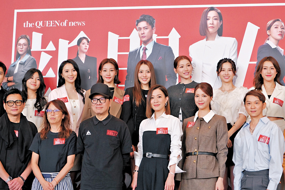 ●佘詩曼、陳曉華及監製鍾澍佳等出席展覽揭幕禮。  香港文匯報記者裴亦菲 攝