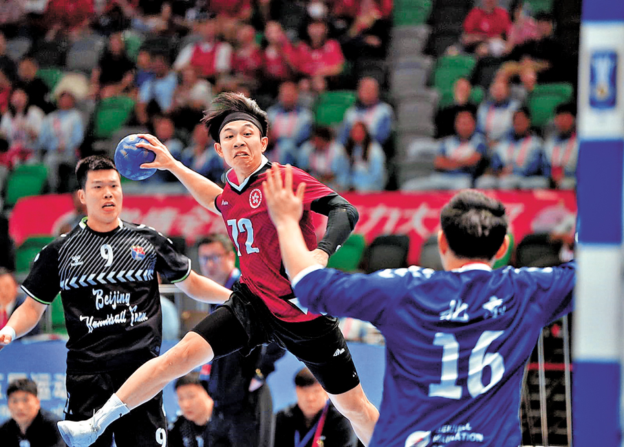 ●港隊簡翊暉（紅衫）希望未來有更多大型手球賽事在香港舉行。香港文匯報記者郭正謙 攝