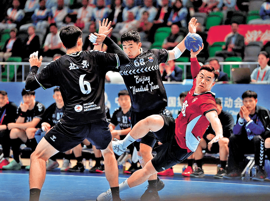 ●港隊連潤滔（右）避過對手射門得分。香港文匯報記者郭正謙  攝