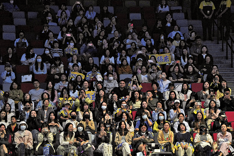 ●樊振東球迷落力為偶像打氣。 香港文匯報記者孫嘉蔚 攝