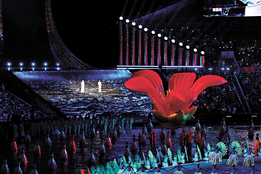 ●周深與單依純攜手演繹開幕式主題歌。 香港文匯報記者胡若璋  攝