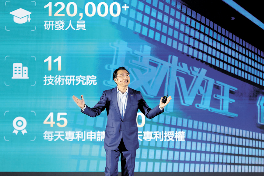 ●比亞迪劉學亮在比亞迪香港科技周上發言。 香港文匯報記者黃艾力  攝