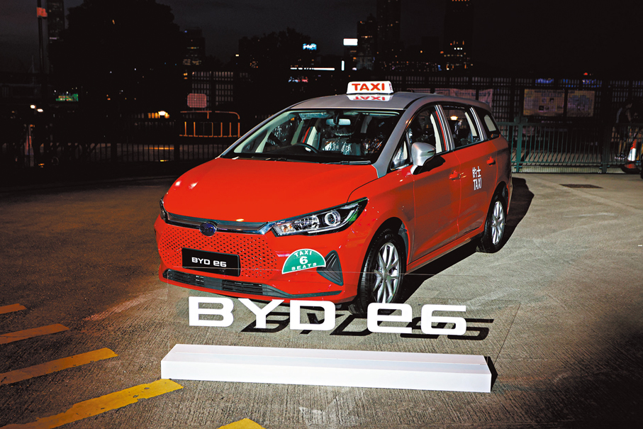 正在服務香港的比亞迪電動的士e6（上）及比亞迪電動巴士B12D（下）。 香港文匯報記者黃艾力  攝