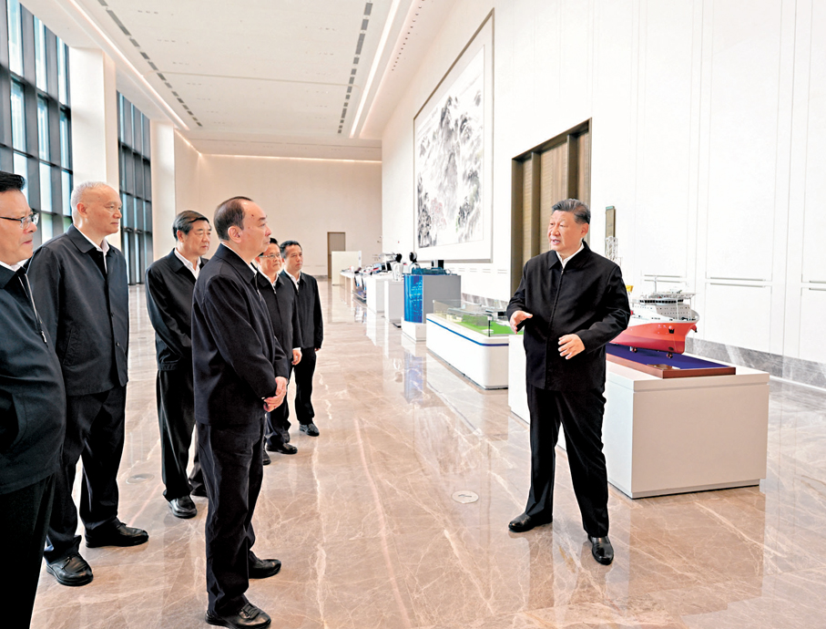 ●11月7日至8日，中共中央總書記、國家主席、中央軍委主席習近平在廣東考察。這是8日上午，習近平在廣州察看廣東科技創新和產業創新融合發展成果展示。 新華社