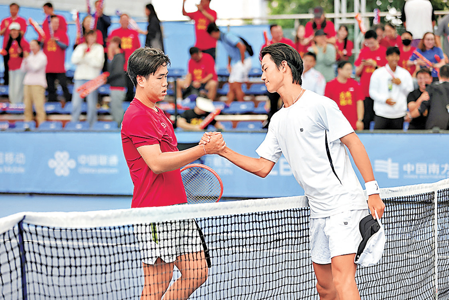 ●港隊準決賽落敗，球手鄭肇致（左）賽後與胡佳握手致意。主辦方供圖