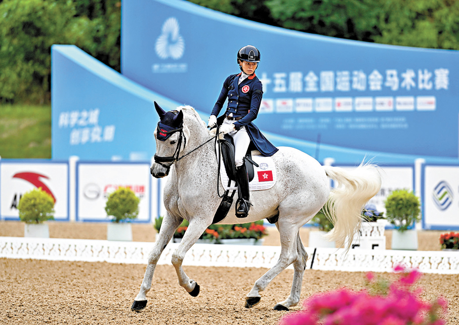 ●何苑欣和馬匹「Lord Sandro K」在預賽中排第五，成功晉級決賽。 新華社
