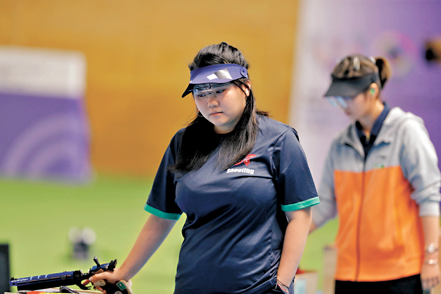 ●成灝澂（左）在比賽中。  新華社