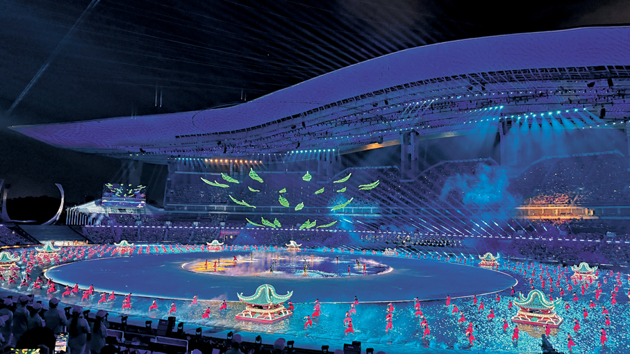 ●主創團隊揭秘十五運開幕式水舞台：契合灣區「臨水而生」。圖為9日，第十五屆全國運動會開幕式在廣東奧林匹克體育中心舉行。