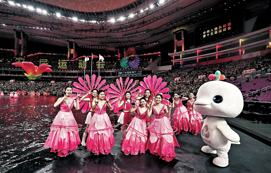 ●演員服裝造型設計巧妙，須舒適速乾防水防電。 新華社