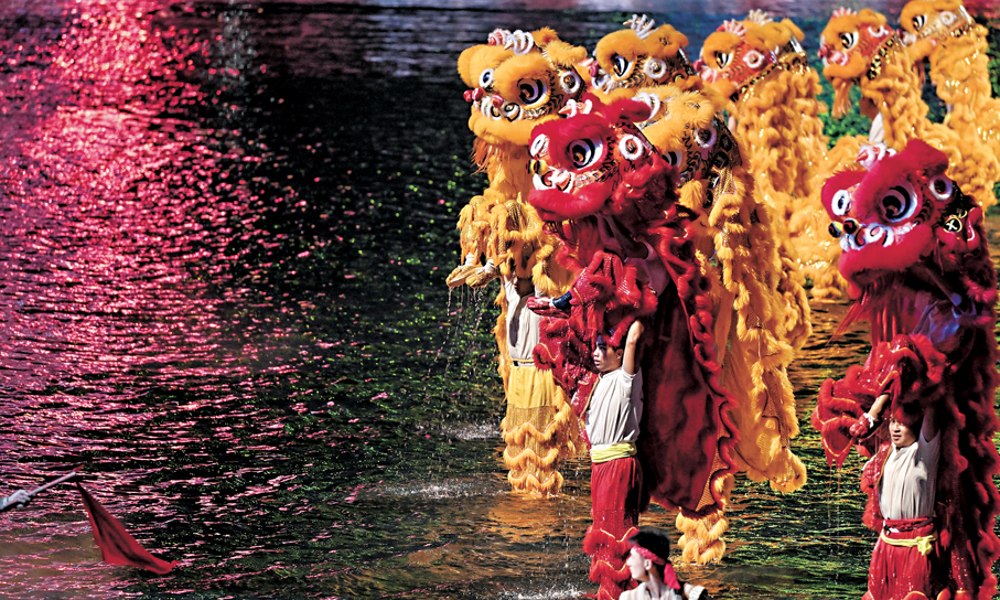 ●水舞台對扛着獅頭起舞的舞獅演員來說難度更大。 新華社