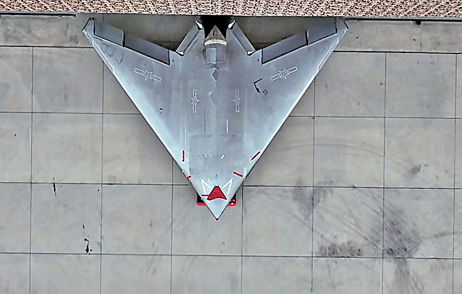 ●攻擊-11離開機庫。 視頻截圖