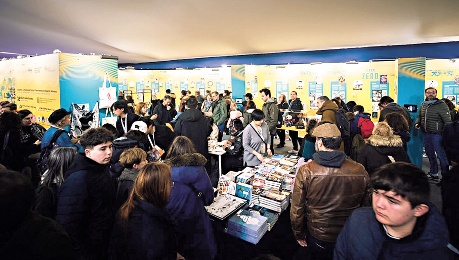 ●在法國第52屆安古蘭國際漫畫節中，香港漫畫攤位吸引眾多參展商和讀者。 香港藝術中心動漫基地供圖